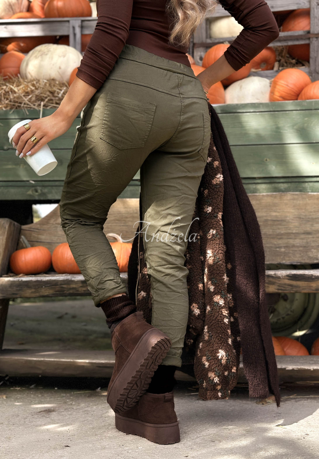 Tea Mood khaki viscose pants with an elastic waistband