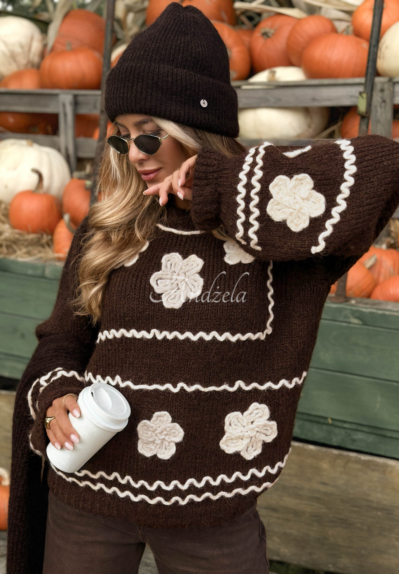 Wiskozowy sweter z haftowanymi kwiatami Misty Fleur czekoladowy