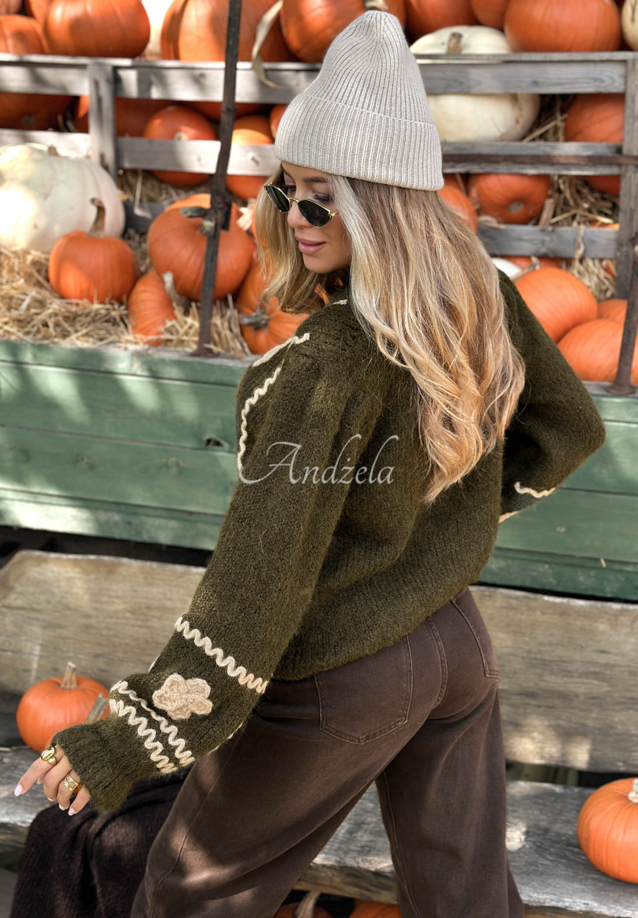 Wiskozowy sweter z haftowanymi kwiatami Misty Fleur khaki