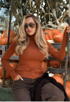 Dopasowany sweter z golfem Solange rudy