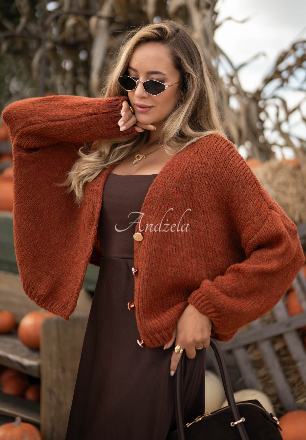 Short, oversized cardigan with a Cloud Touch clasp in red