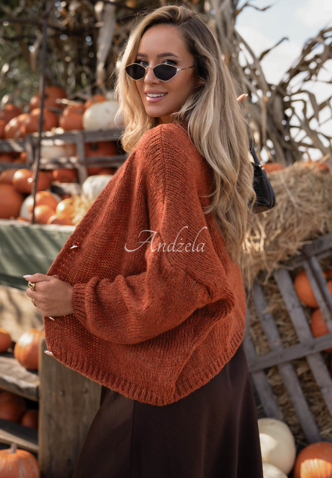 Short, oversized cardigan with a Cloud Touch clasp in red