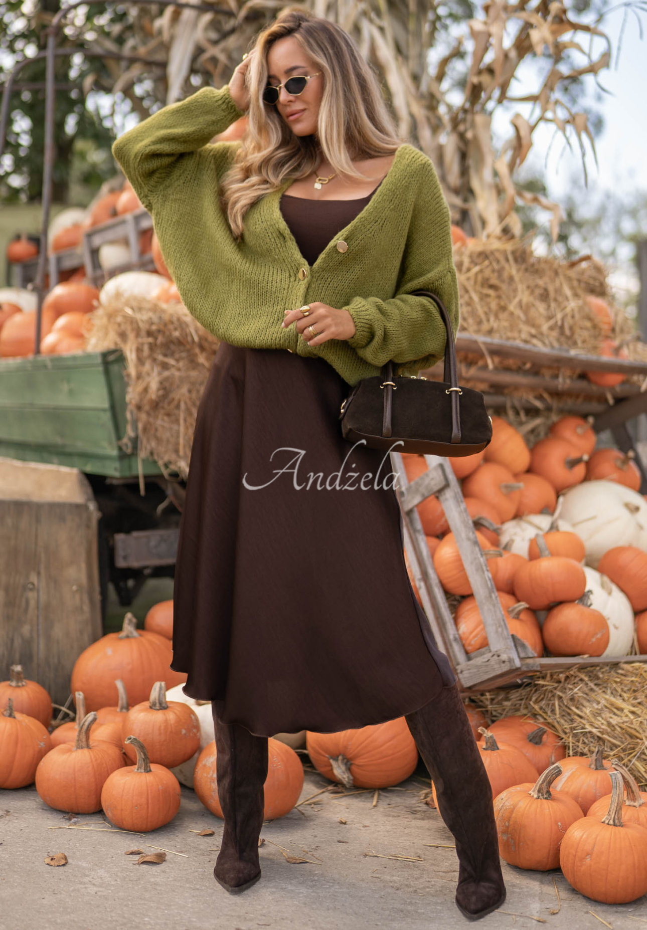 Short, oversized cardigan with a Cloud Touch fastener in olive green