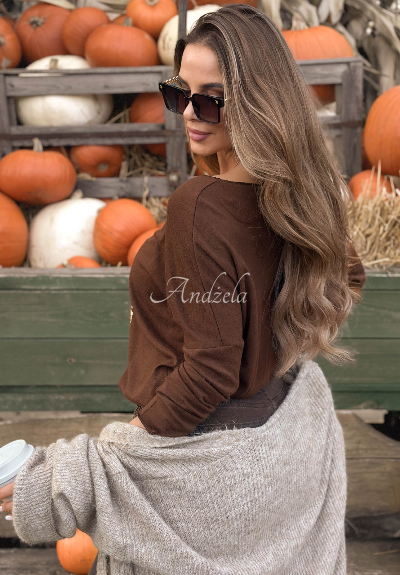 Lekki wiskozowy sweter z nadrukiem Golden Dreams czekoladowy