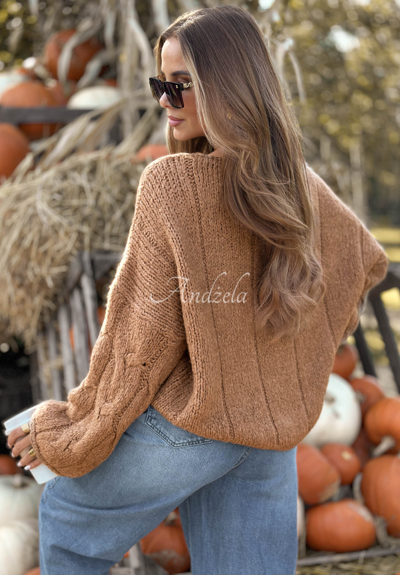 Ozdobnie pleciony sweter z wełną i wiskozą Winter Diary camelowy