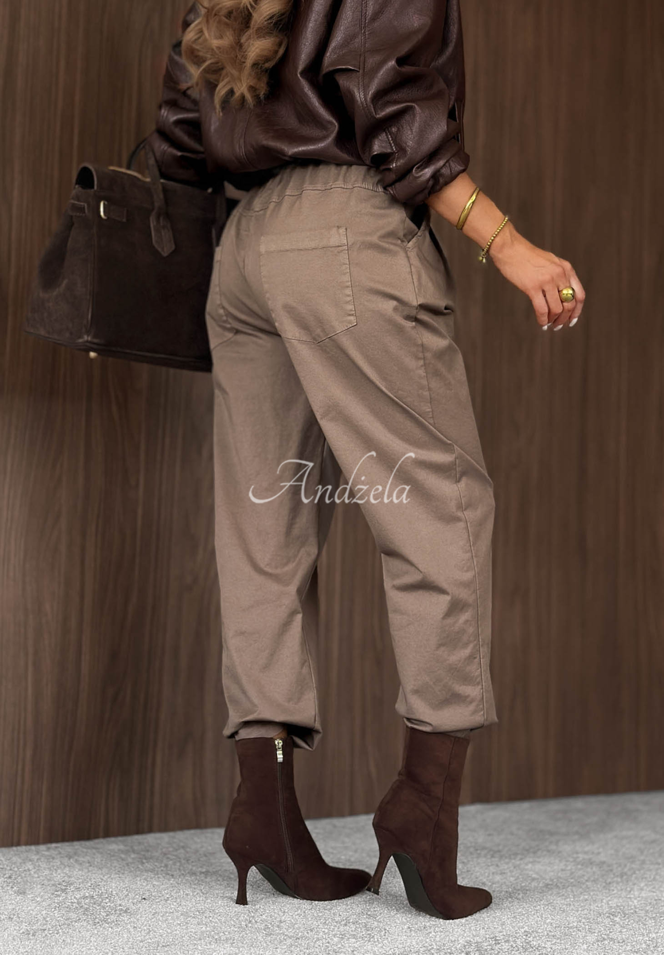 Bawełniane spodnie mom fit z paskiem Casual Look mokka