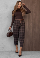 Materiałowe spodnie mom fit w kratę z paskiem Warm Desire czekoladowe