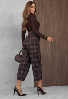 Materiałowe spodnie mom fit w kratę z paskiem Warm Desire czekoladowe