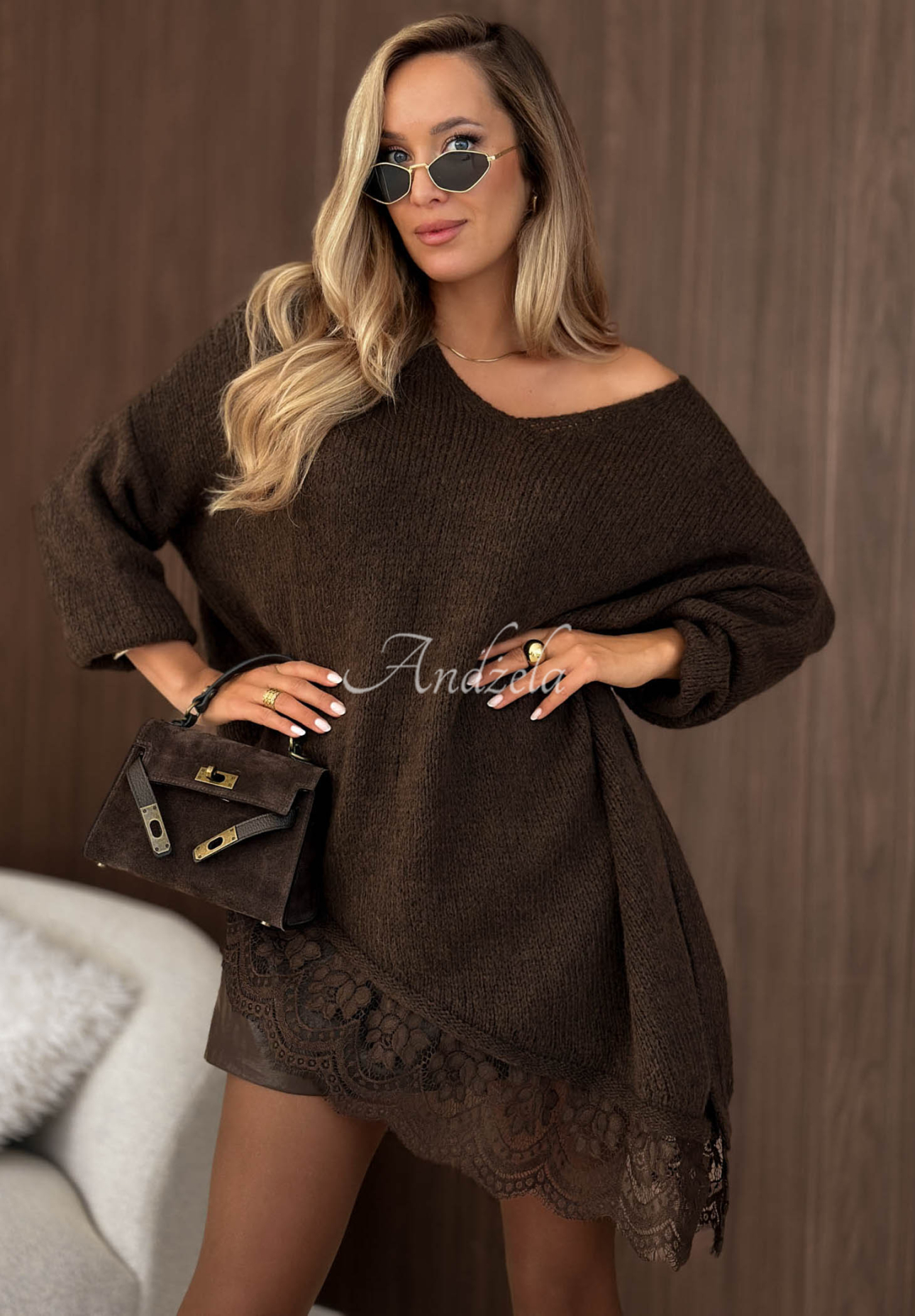 Asymetryczny sweter z koronką z wełną i wiskozą Sweet Seduction czekoladowy