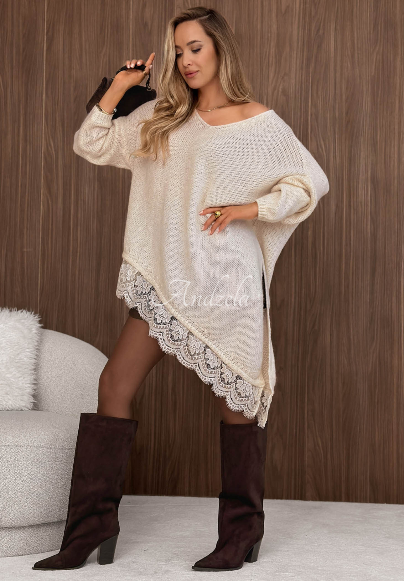 Asymetryczny sweter z koronką z wełną i wiskozą Sweet Seduction ecru