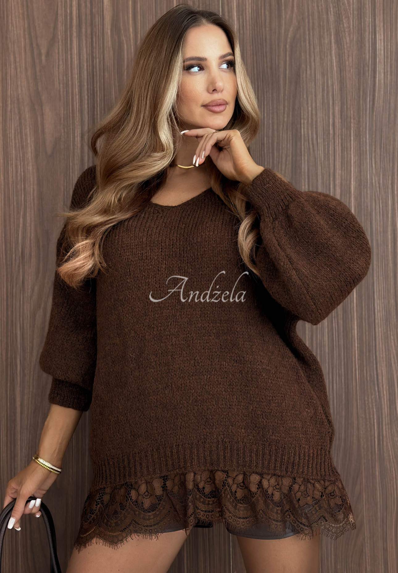 Sweter oversize z koronką z wełną i wiskozą Dusky Clouds czekoladowy