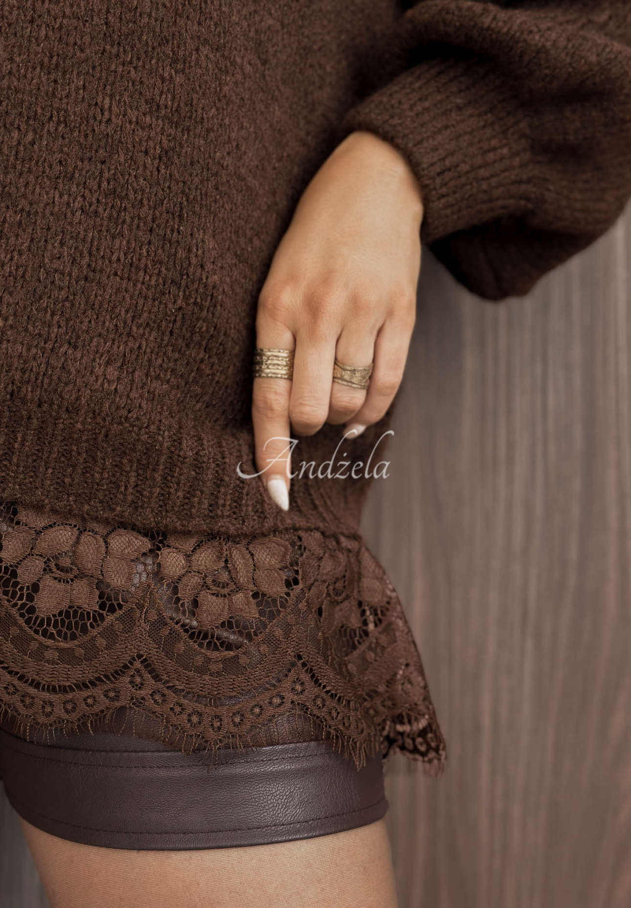 Sweter oversize z koronką z wełną i wiskozą Dusky Clouds czekoladowy