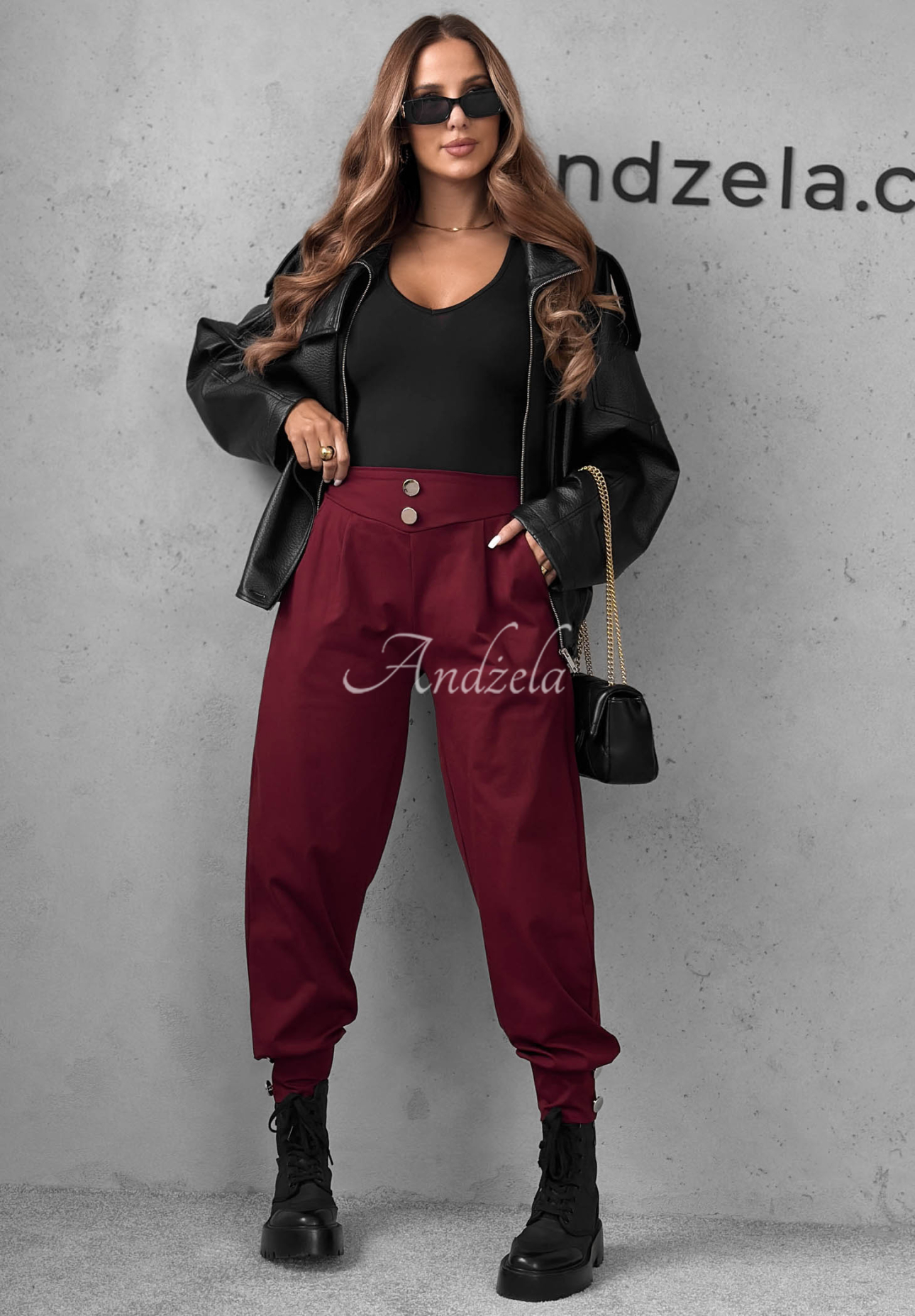 Wiskozowe spodnie joggery z guzikami Divine Charm burgundowe