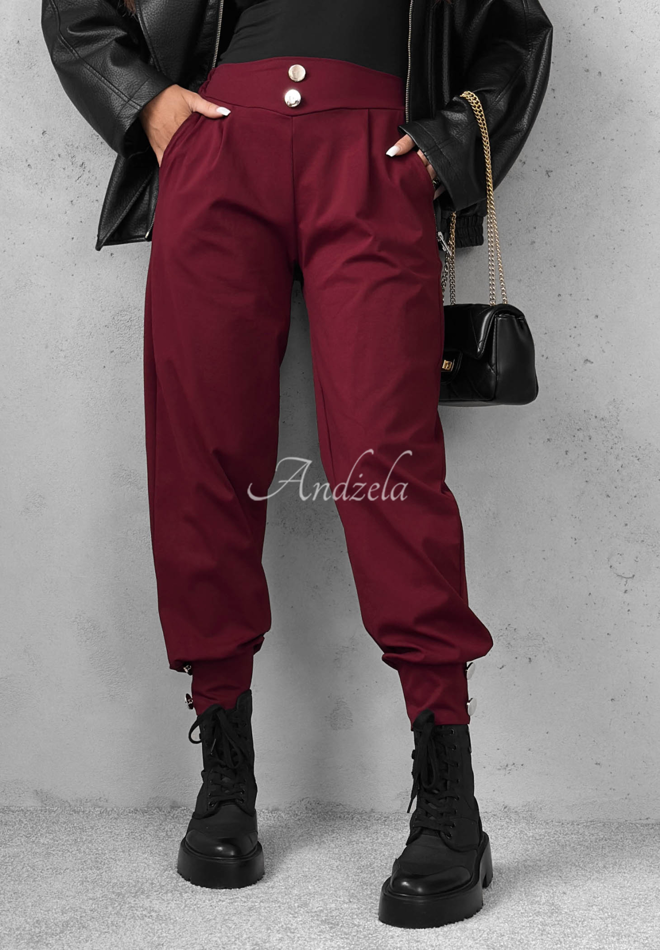 Wiskozowe spodnie joggery z guzikami Divine Charm burgundowe
