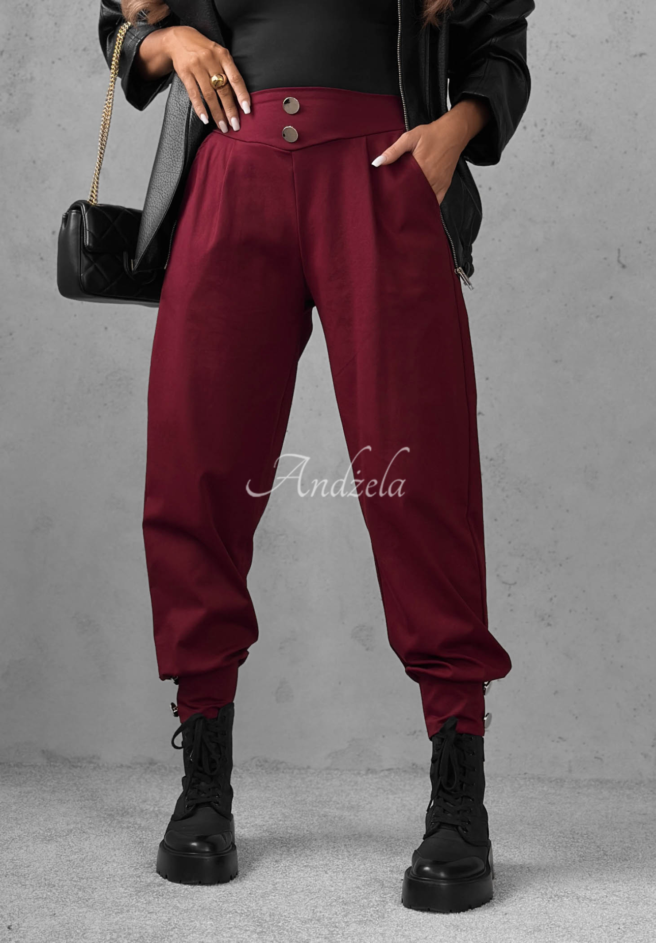 Wiskozowe spodnie joggery z guzikami Divine Charm burgundowe