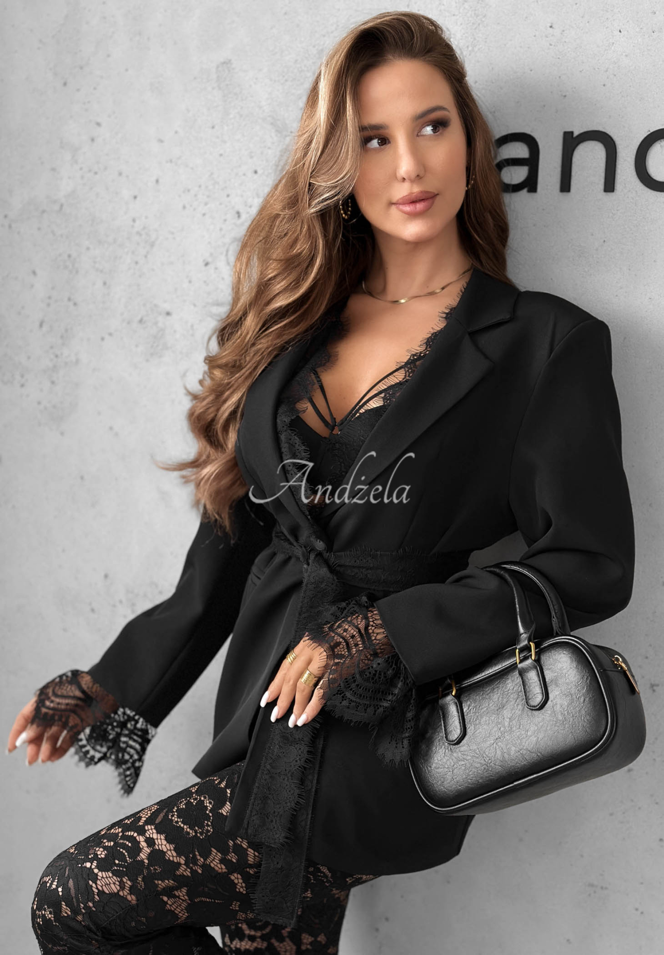 Elegancka marynarka z koronkowymi akcentami Misty Muse czarna