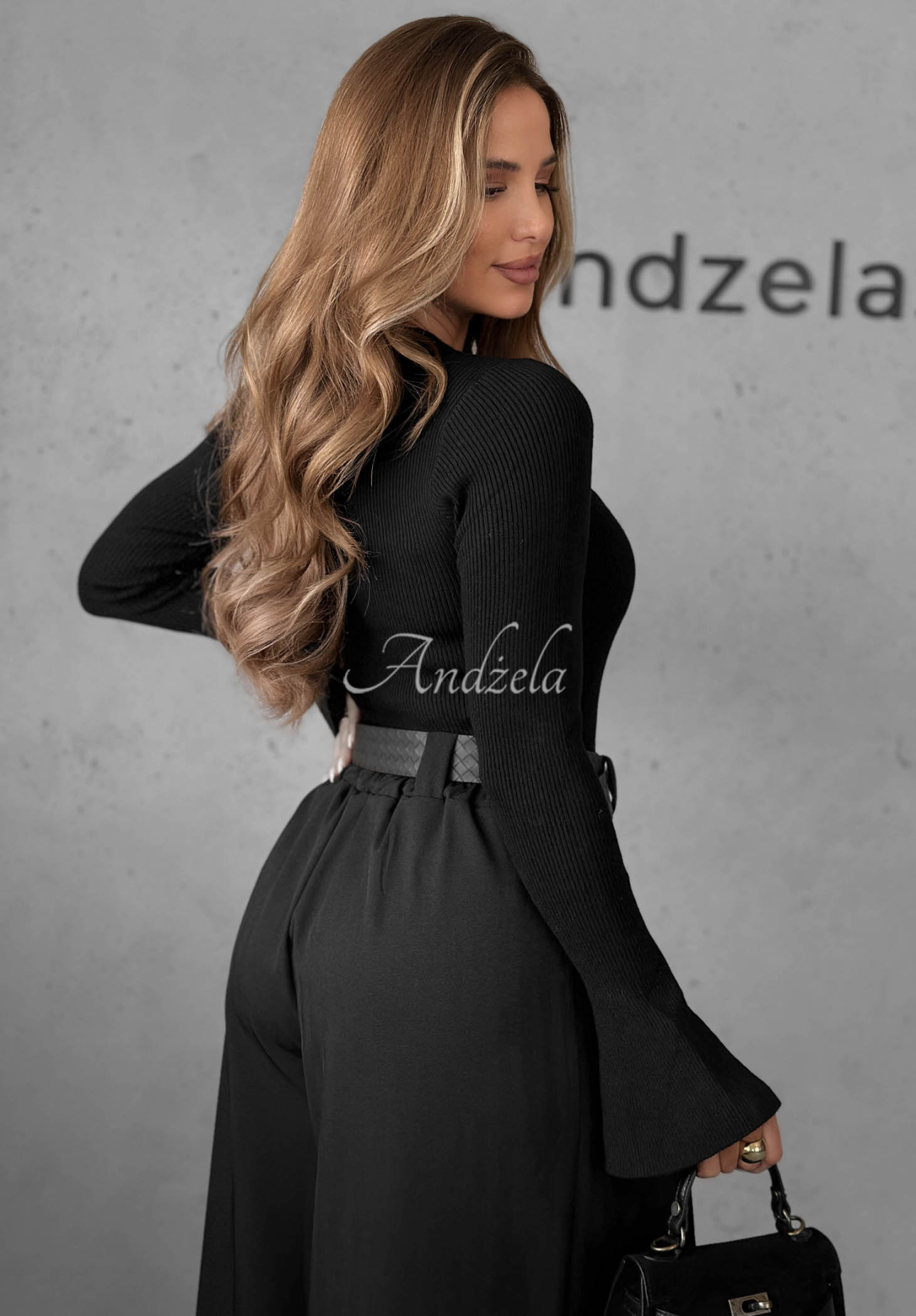 Prążkowana bluzka dzwonek z wiskozą Honey Glow czarna