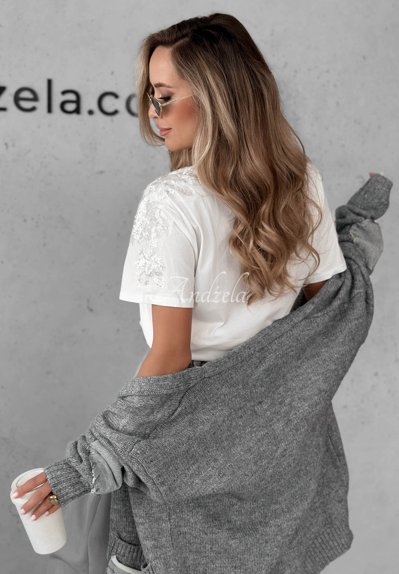 Bawełniany t-shirt z ozdobnym napisem Favored ecru