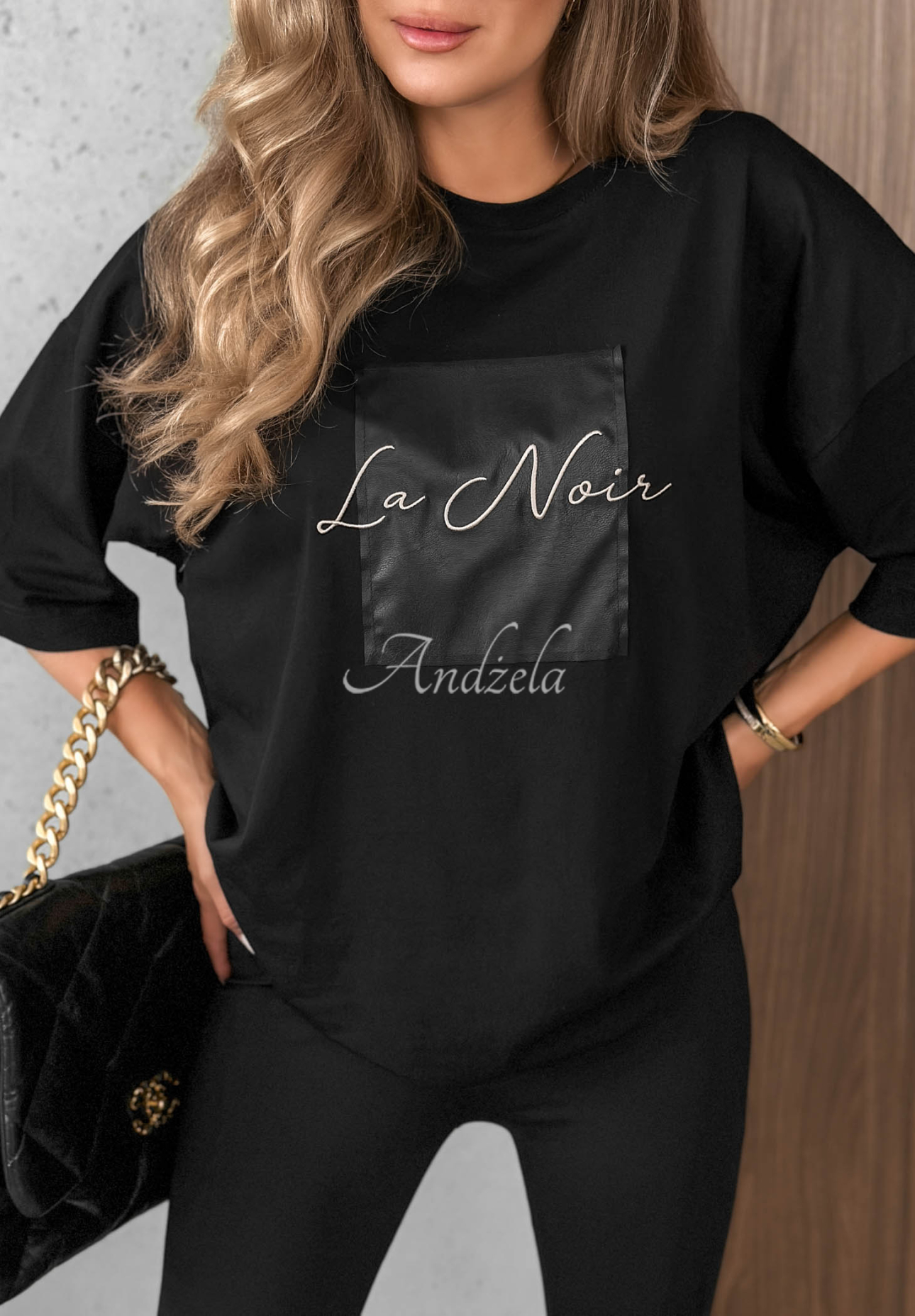 Bawełniany T-shirt z ozdobną aplikacją This Happens czarny