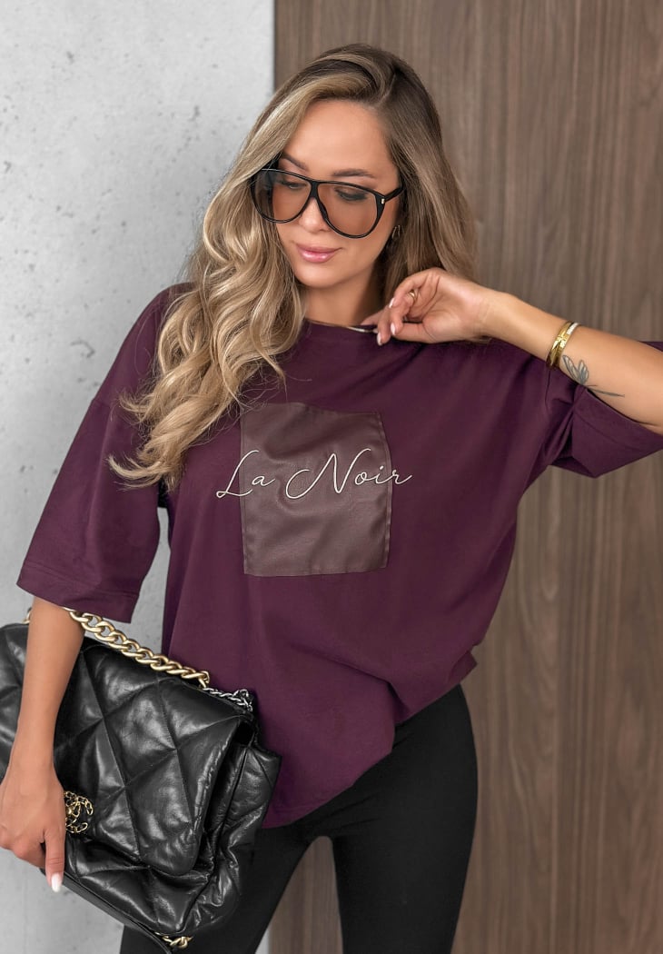 T-shirt z ozdobną aplikacją This Happens burgundowy
