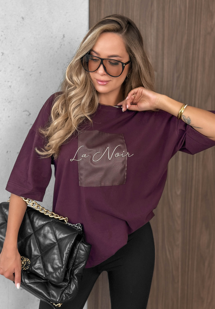 Bawełniany T-shirt z ozdobną aplikacją This Happens jagodowy