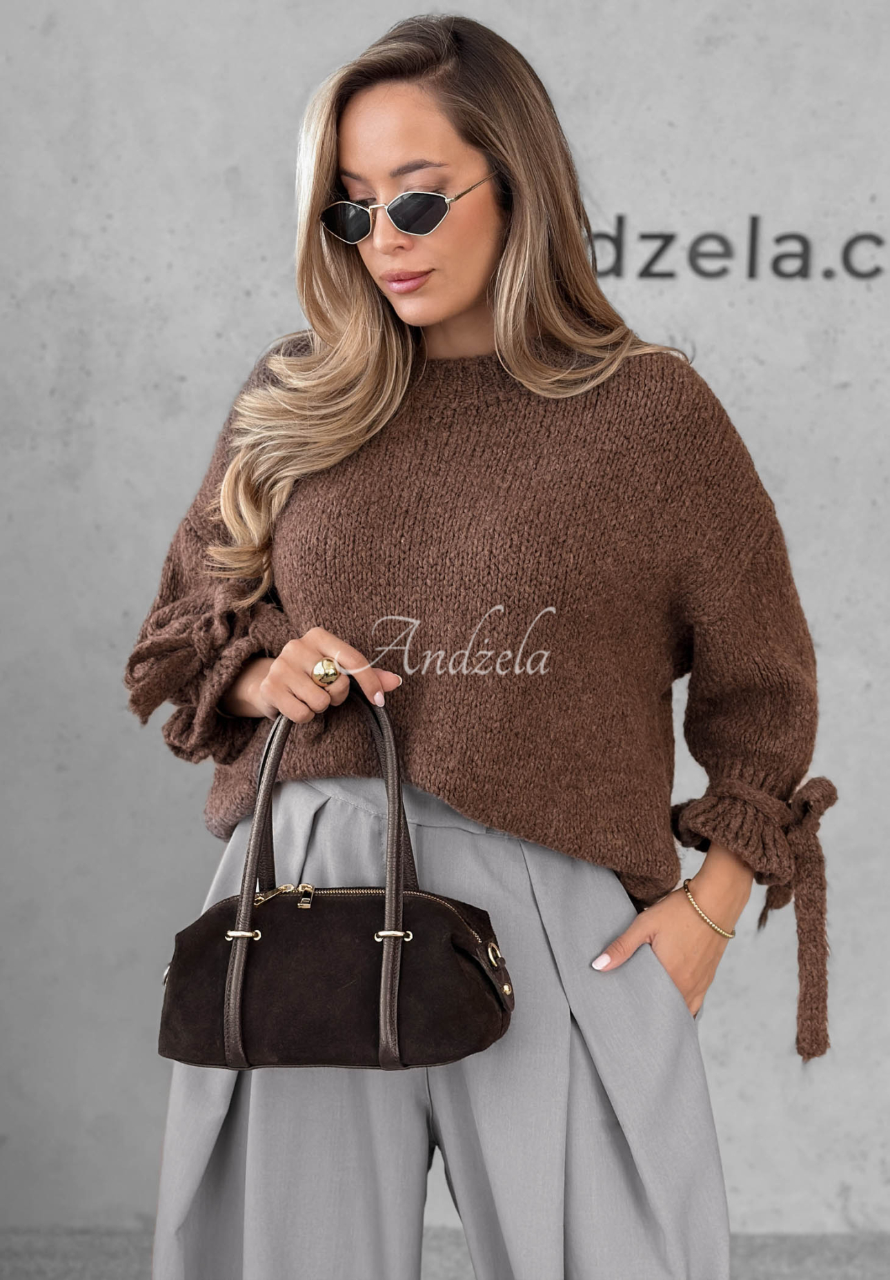Soft, cable-knit sweater made of wool and viscose in "Candle Smell" chocolate