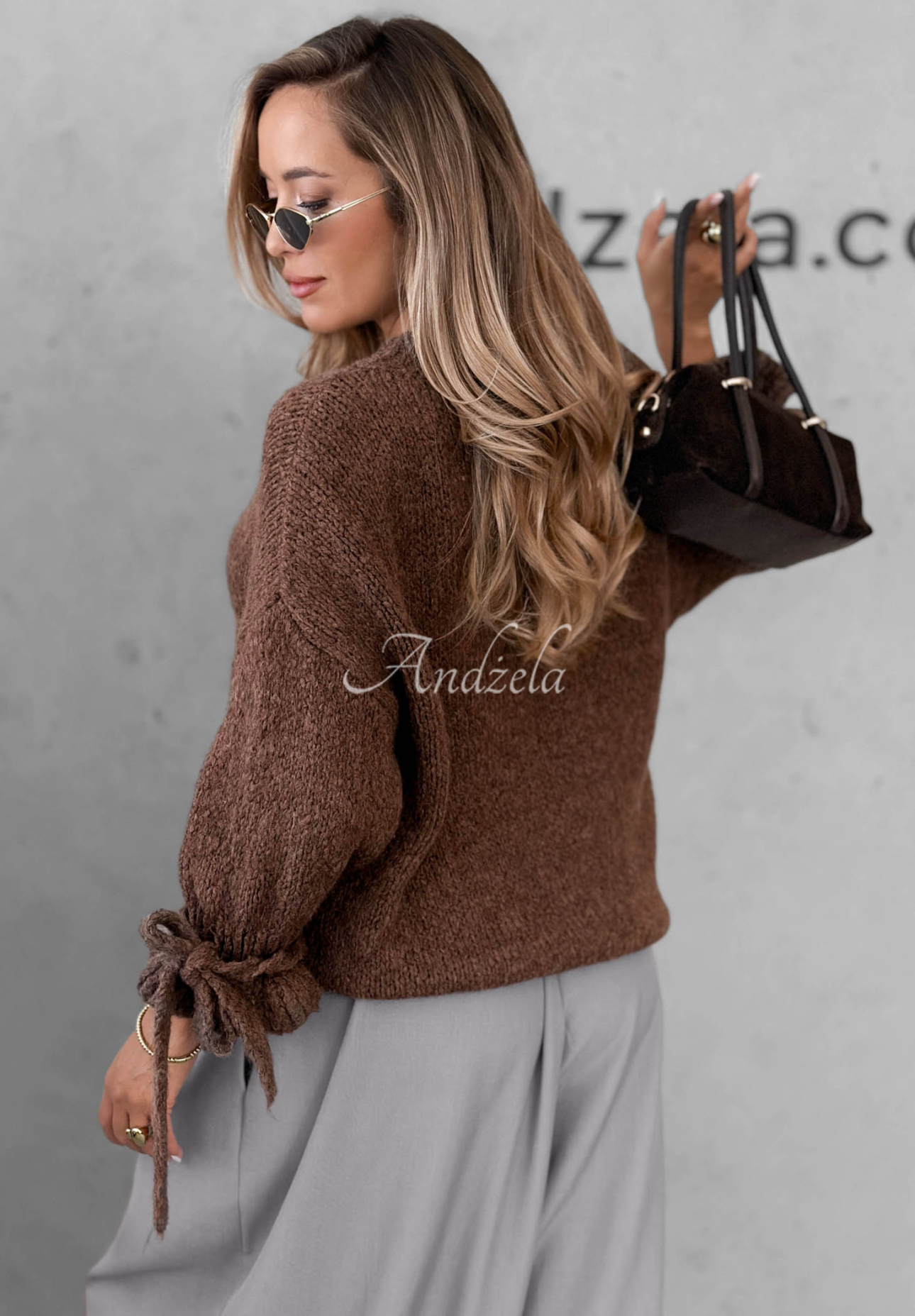 Soft, cable-knit sweater made of wool and viscose in "Candle Smell" chocolate