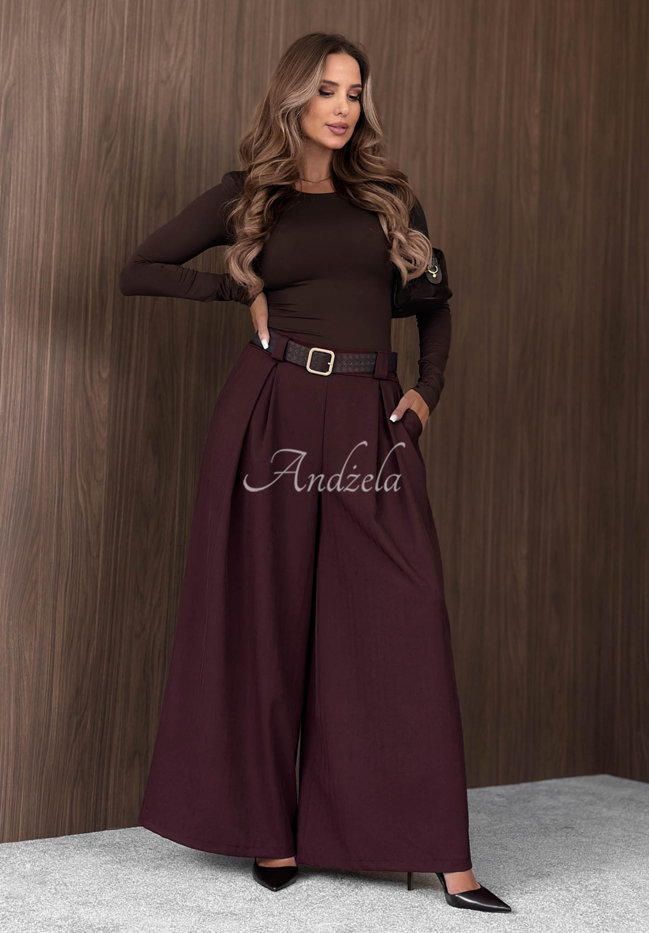 Materiałowe spodnie wide leg z paskiem Simple Elegance burgundowe