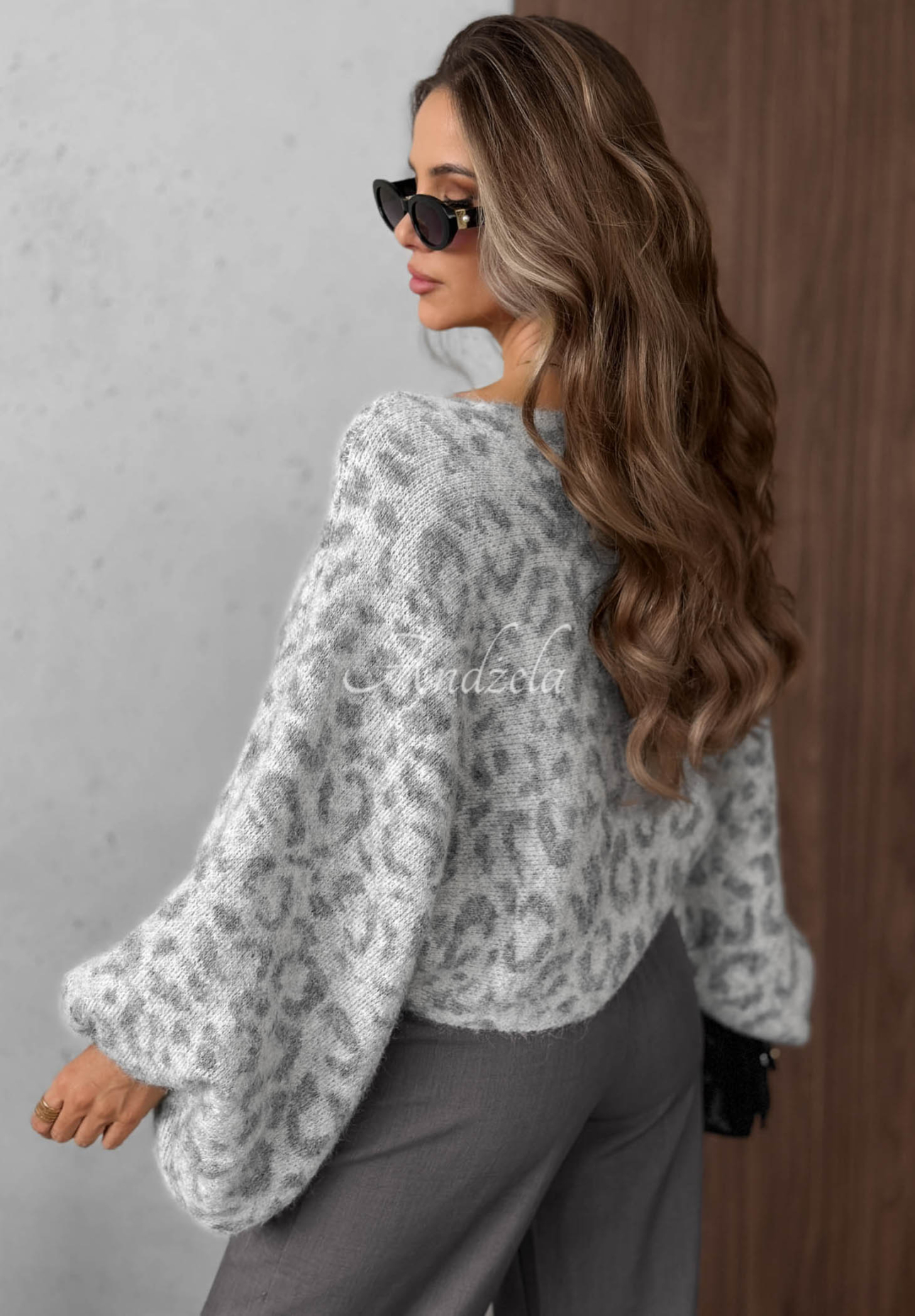 Miękki sweter w panterkę z wełną Fluffy Wild szary
