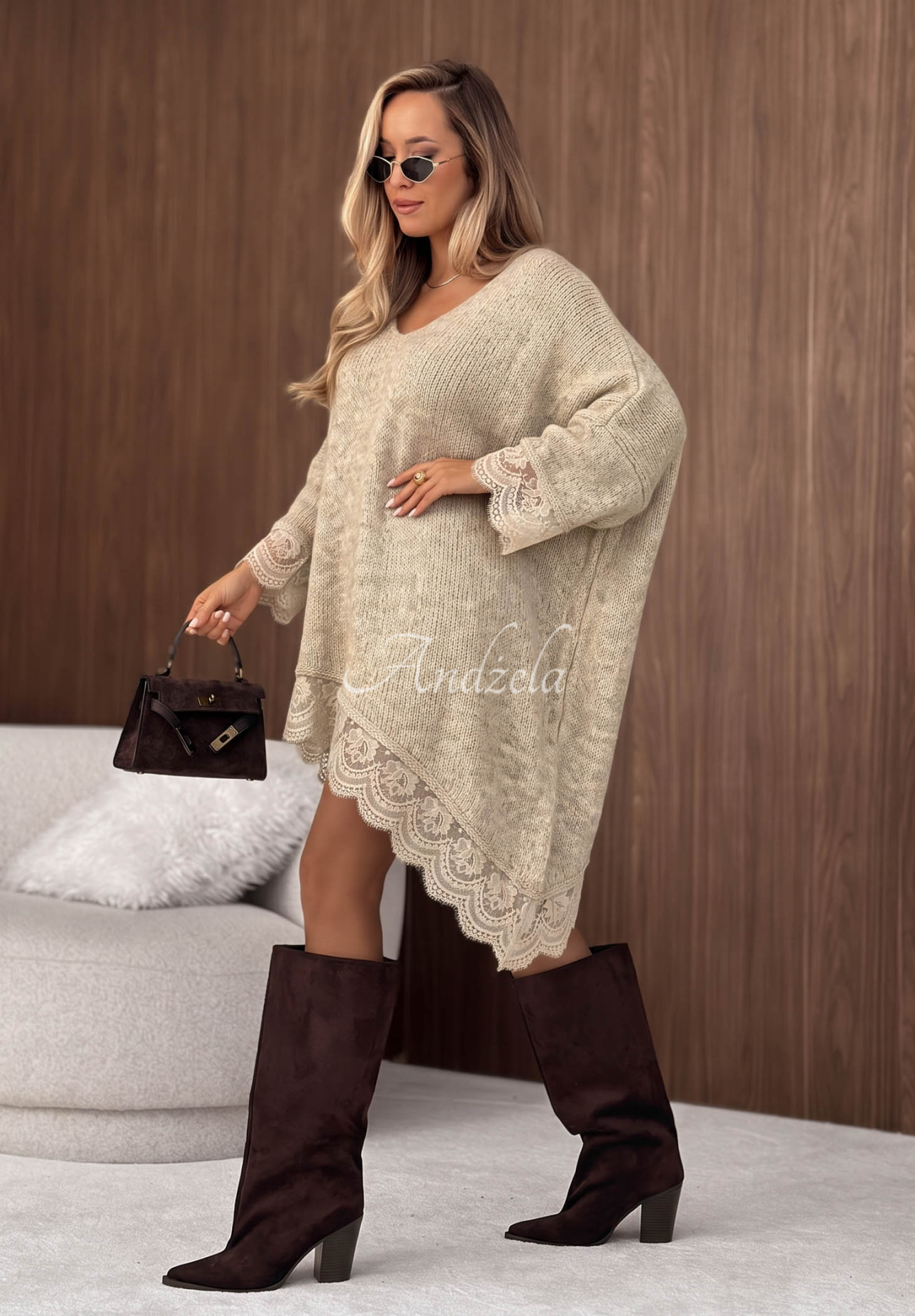 Asymetryczny sweter z koronką z wełną i wiskozą Sweet Seduction beżowy