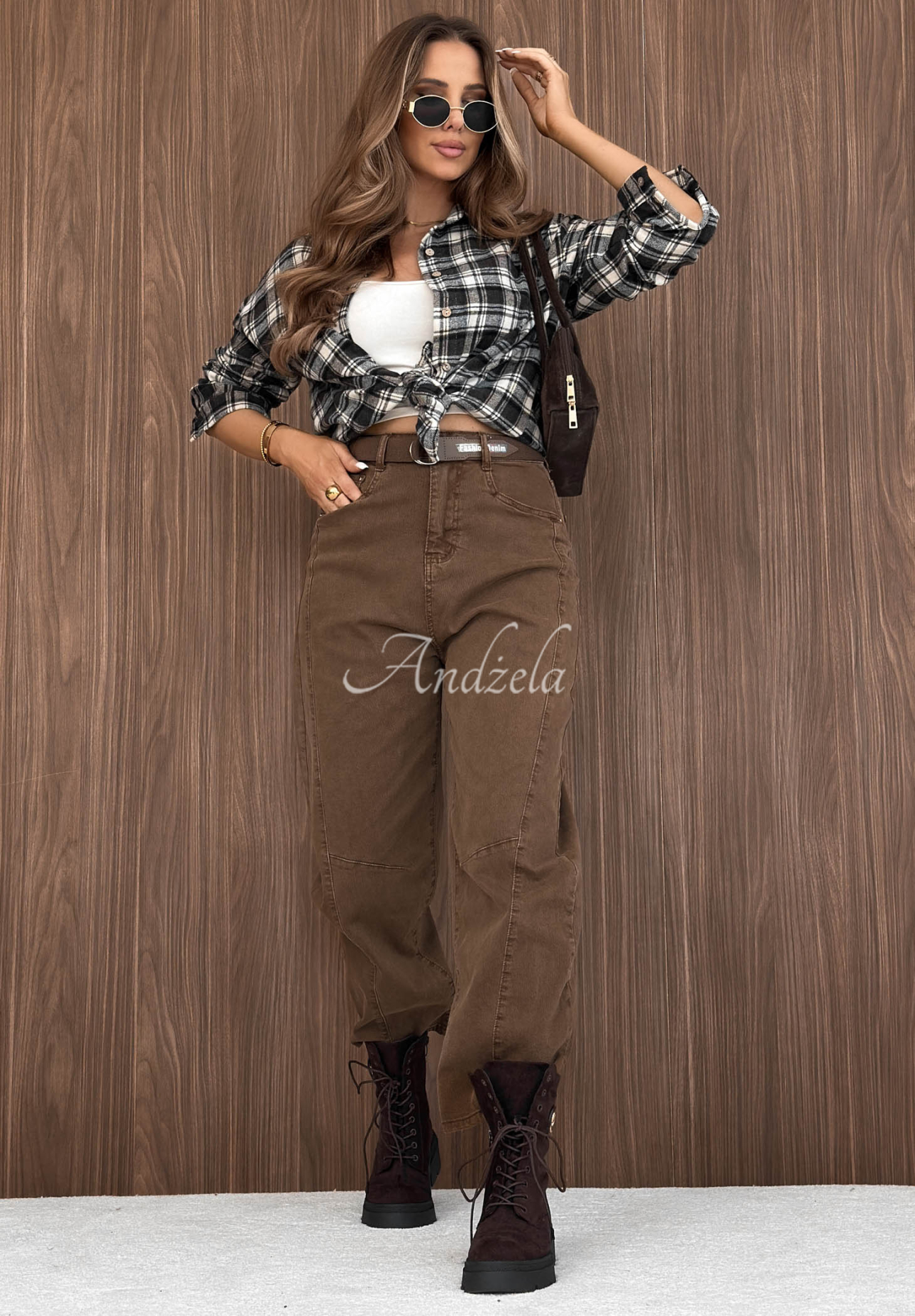 Banana-style jeans with a Dune Denim belt in dark camel