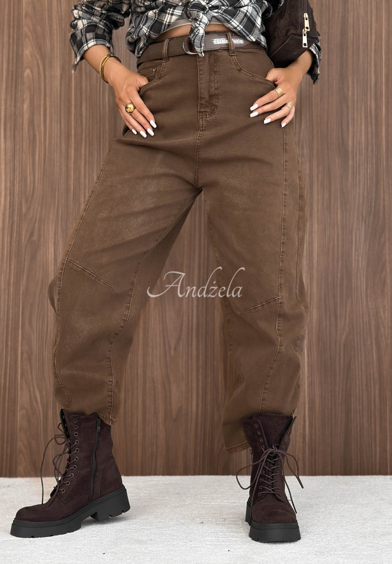 Banana-style jeans with a Dune Denim belt in dark camel