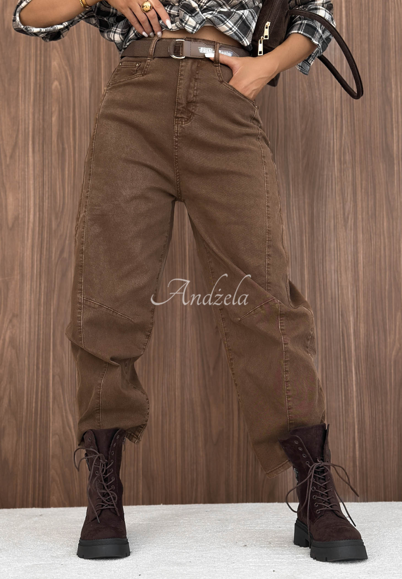 Spodnie jeansowe banana z paskiem Dune Denim ciemnocamelowe