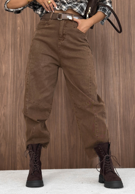 Spodnie jeansowe banana z paskiem Dune Denim ciemnocamelowe