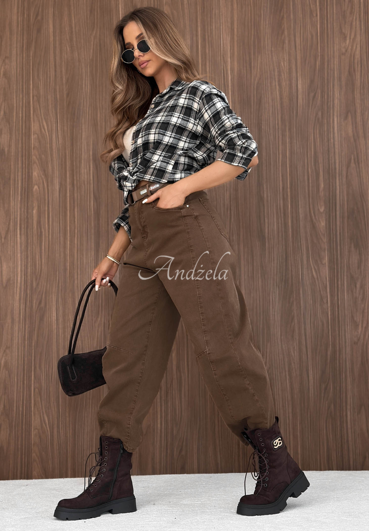Banana-style jeans with a Dune Denim belt in dark camel