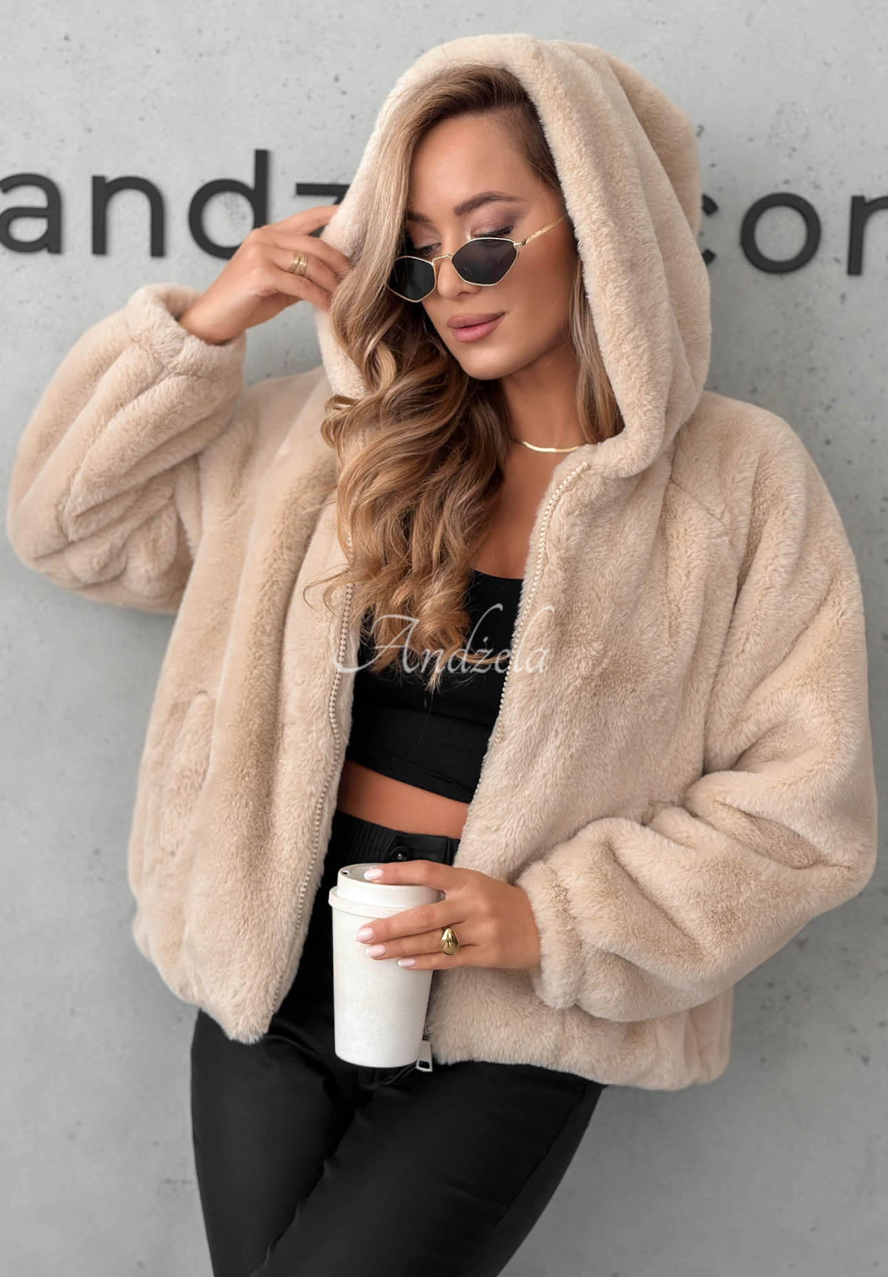 Krótka kurtka futerko z kapturem Fluffy Babe beżowa