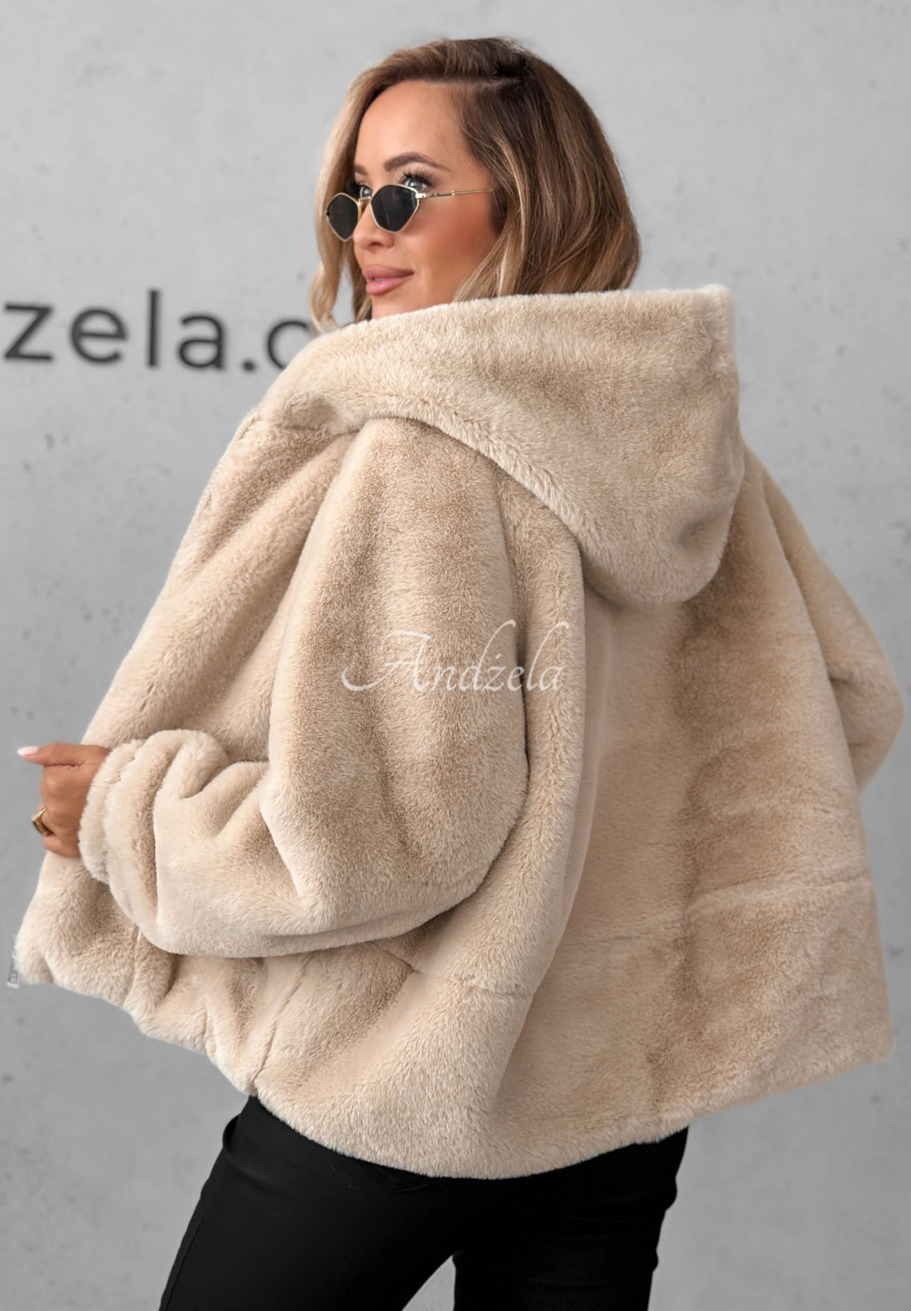 Krótka kurtka futerko z kapturem Fluffy Babe beżowa