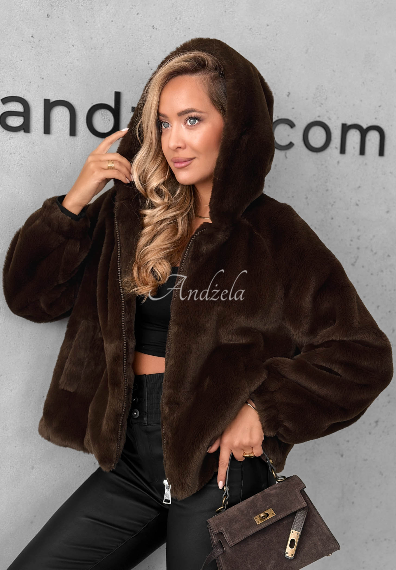 Krótka kurtka futerko z kapturem Fluffy Babe czekoladowa