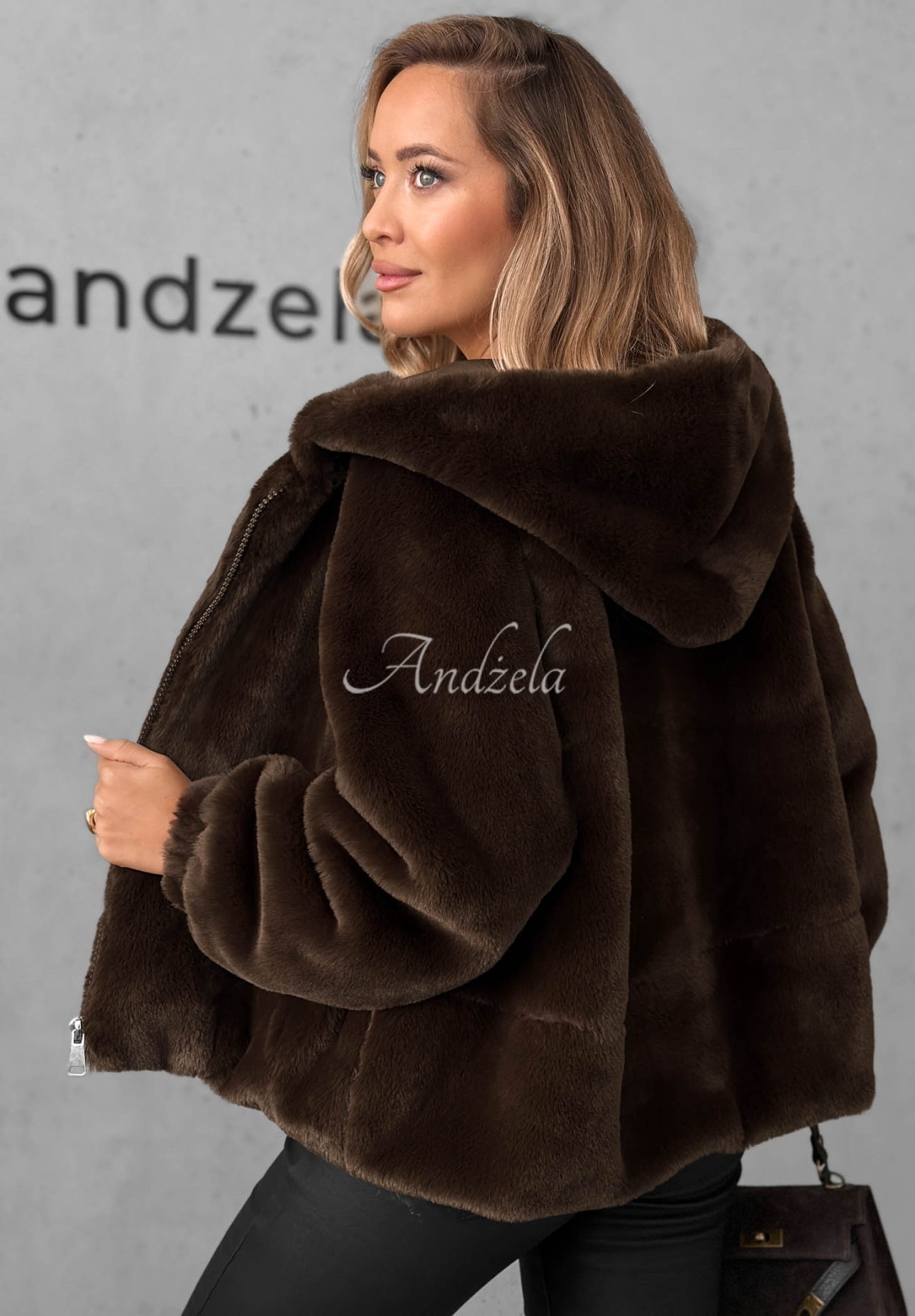 Krótka kurtka futerko z kapturem Fluffy Babe czekoladowa