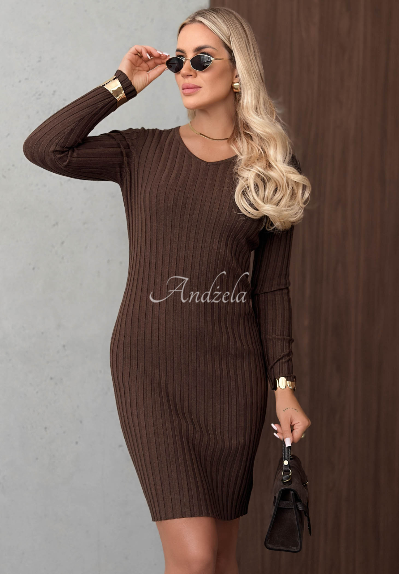 Prążkowana wiskozowa sukienka mini longsleeve z dekoltem Lost Romance czekoladowa