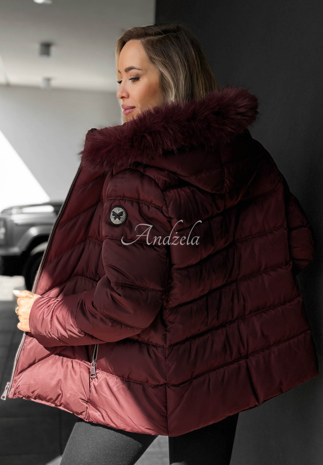 Krótka pikowana kurtka z futerkiem przy kapturze Frost Belle burgundowa