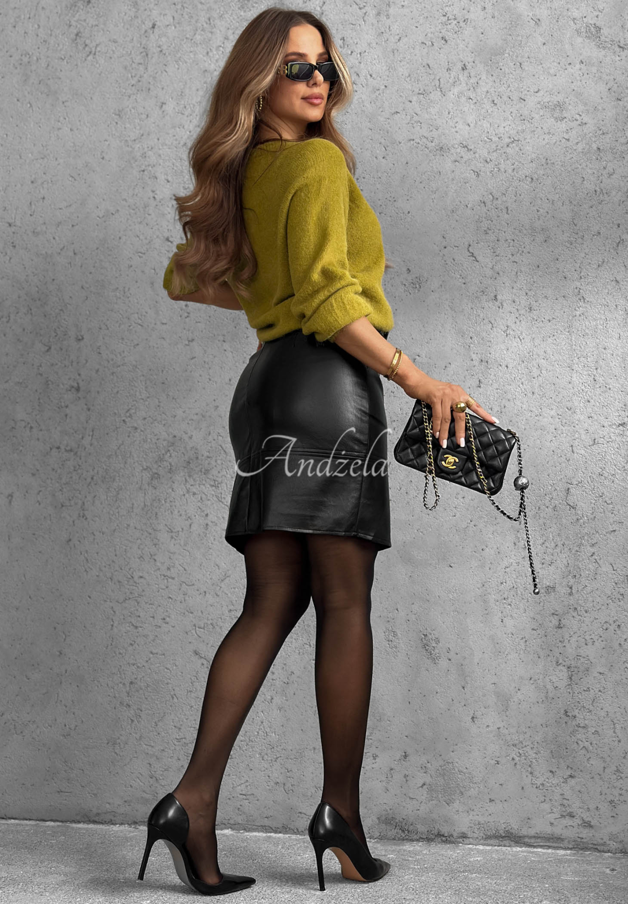Skórzana spódnica z rozcięciem i paskiem Soft Desire czarna