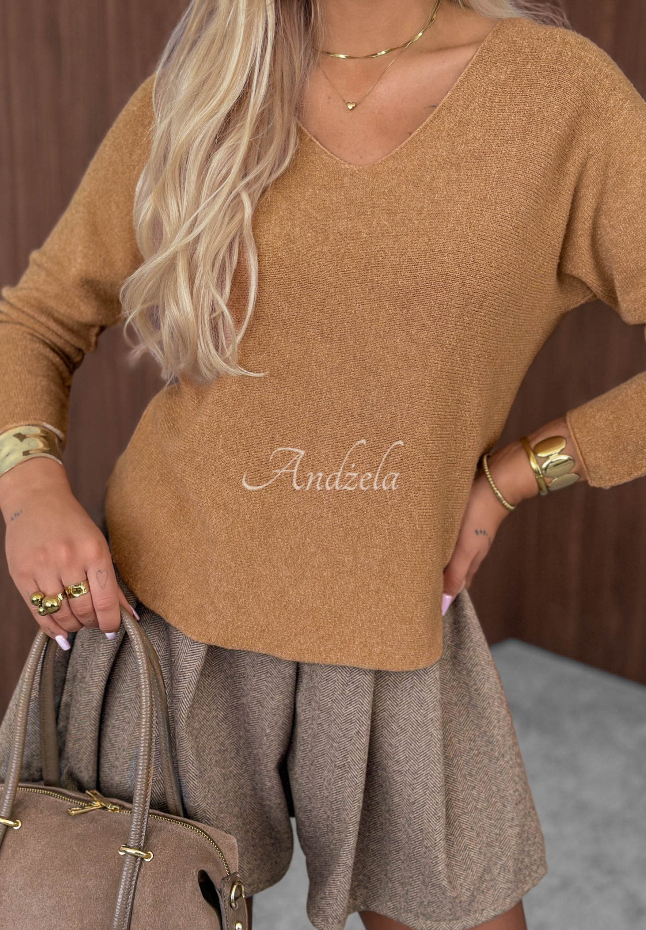 Wiskozowy lekki sweter z dekoltem w serek Amber Woods camelowy