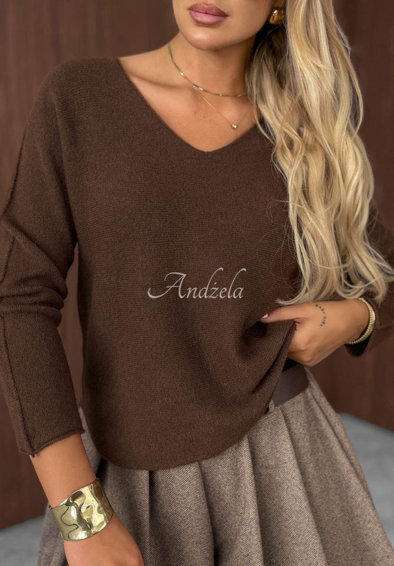 Wiskozowy lekki sweter z dekoltem w serek Amber Woods czekoladowy