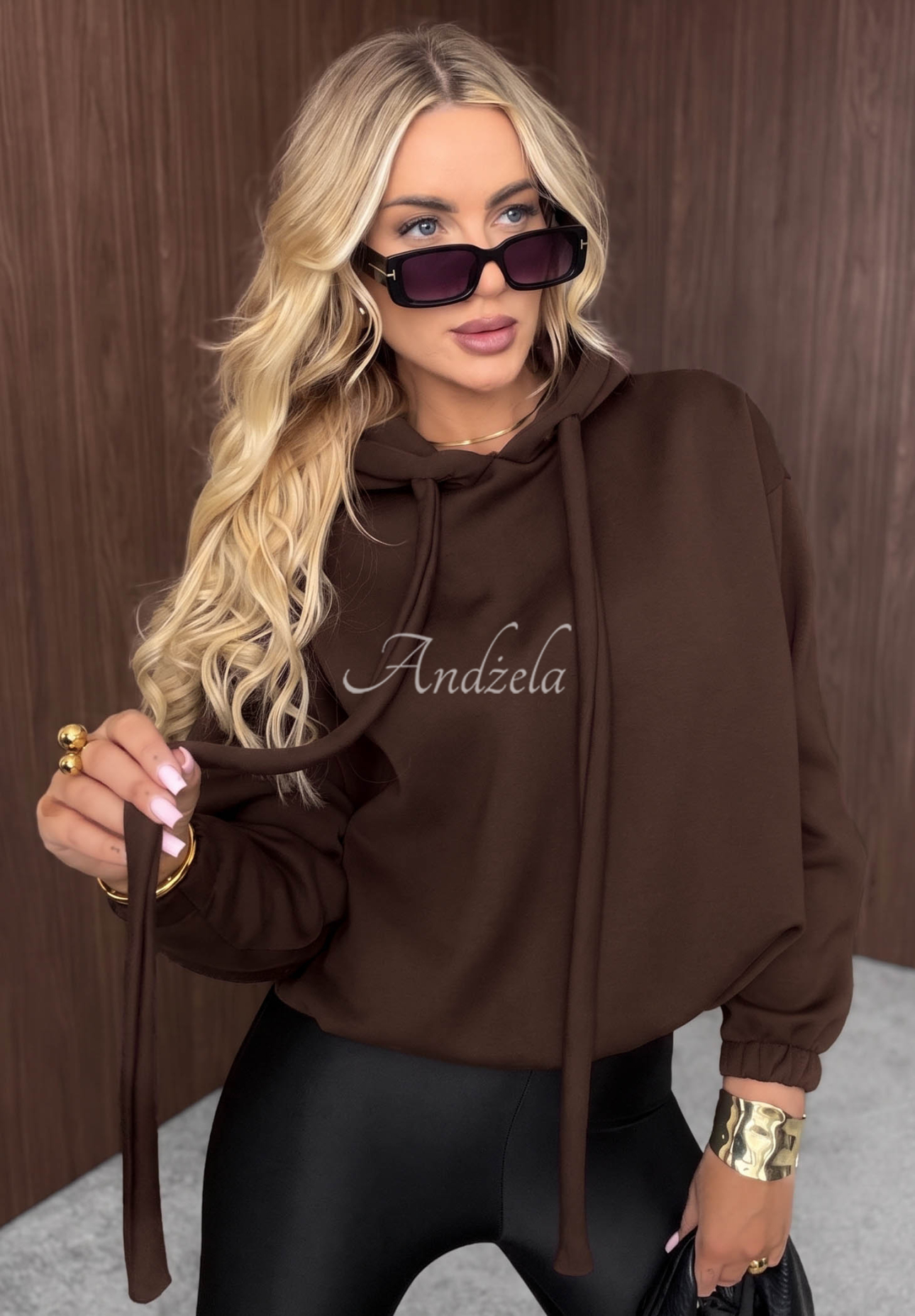 Bawełniana bluza z kapturem oversize Not Quite czekoladowa