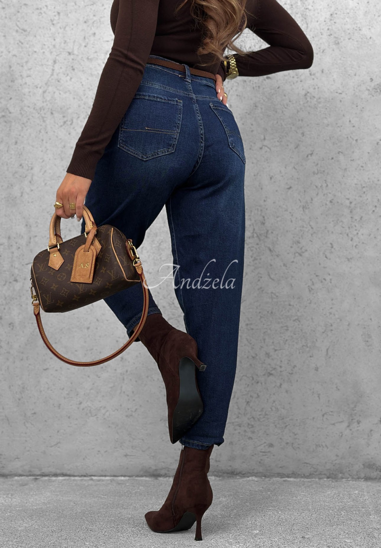 Spodnie jeansowe mom fit z paskiem Running Late ciemnoniebieskie