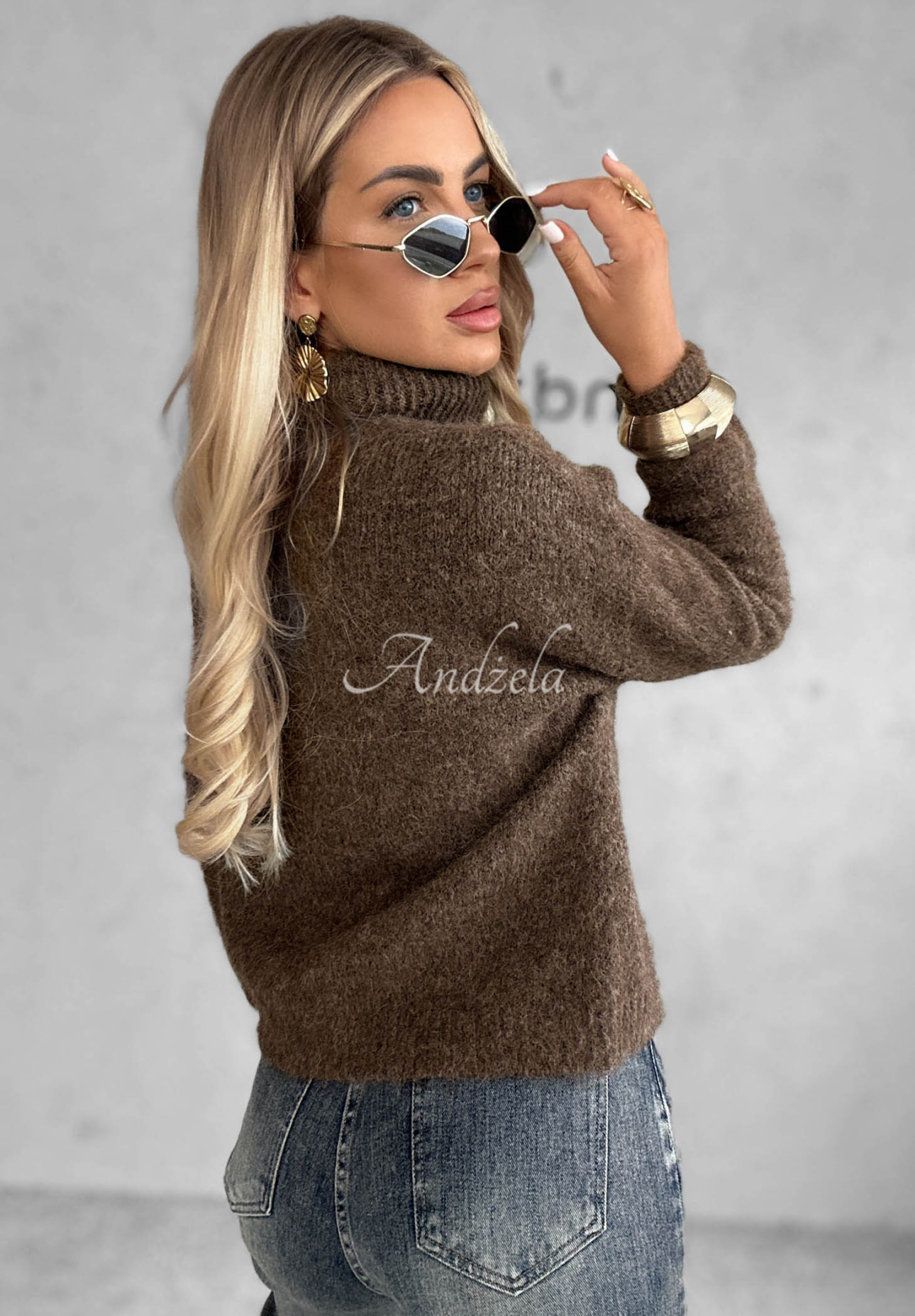 Soft turtleneck sweater with Warm Cloud wool in mocha