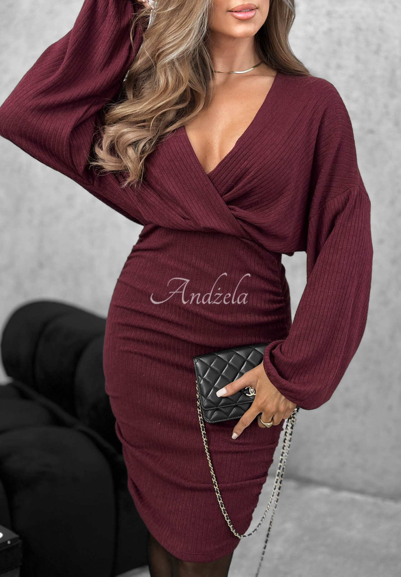 Wiskozowa sukienka z kopertowym dekoltem i marszczeniami Miss Attitude burgundowa