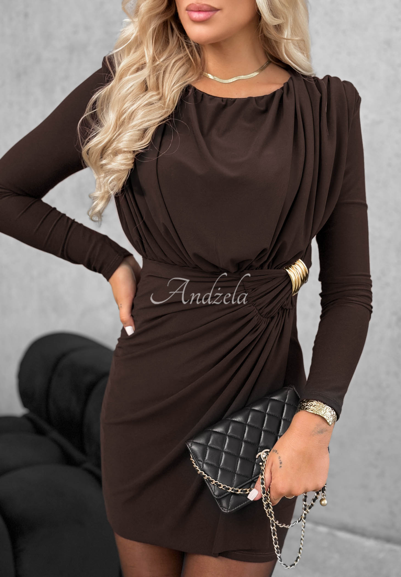 Dopasowana sukienka mini z ozdobnymi marszczeniami Elegant Miss czekoladowa