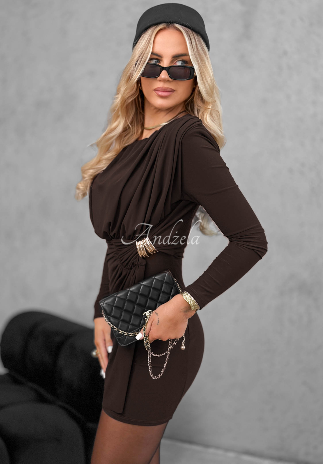 Dopasowana sukienka mini z ozdobnymi marszczeniami Elegant Miss czekoladowa